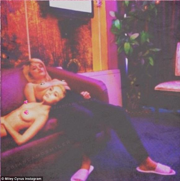 UAU. Ultima poză cu Miley Cyrus în sânii goi!!! 2 article_423736_2.jpg