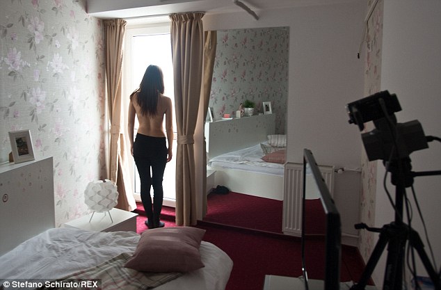 INCURSIUNE în lumea româncelor care fac videochat - Galerie foto 3 article_424331_3.jpg