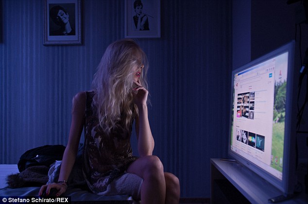 INCURSIUNE în lumea româncelor care fac videochat - Galerie foto 5 article_424331_5.jpg