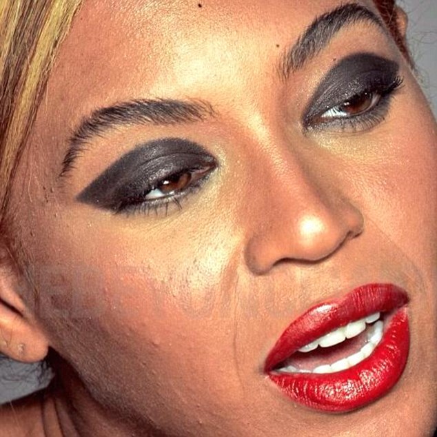 O vedetă în poze fără Photoshop! Vezi cum arată în realitate! 3 article_425967_3.jpg