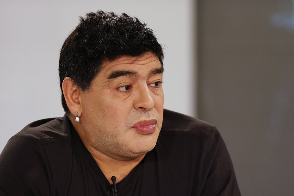 CE TRANSFORMARE... Maradona a devenit „Mammadonna”!!! 2 article_427385_2.jpg
