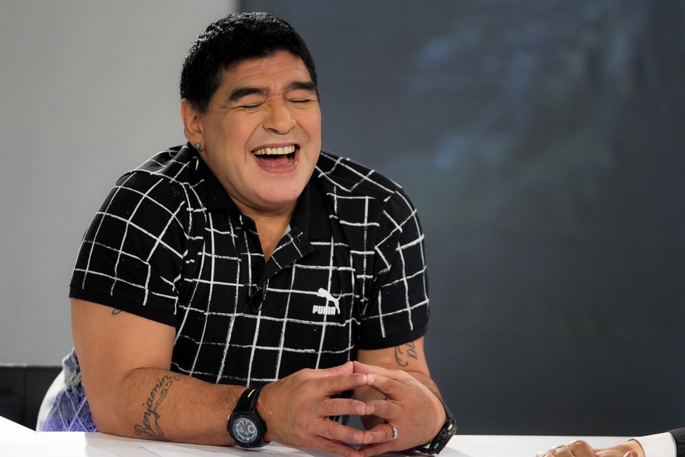 CE TRANSFORMARE... Maradona a devenit „Mammadonna”!!! 4 article_427385_4.jpg