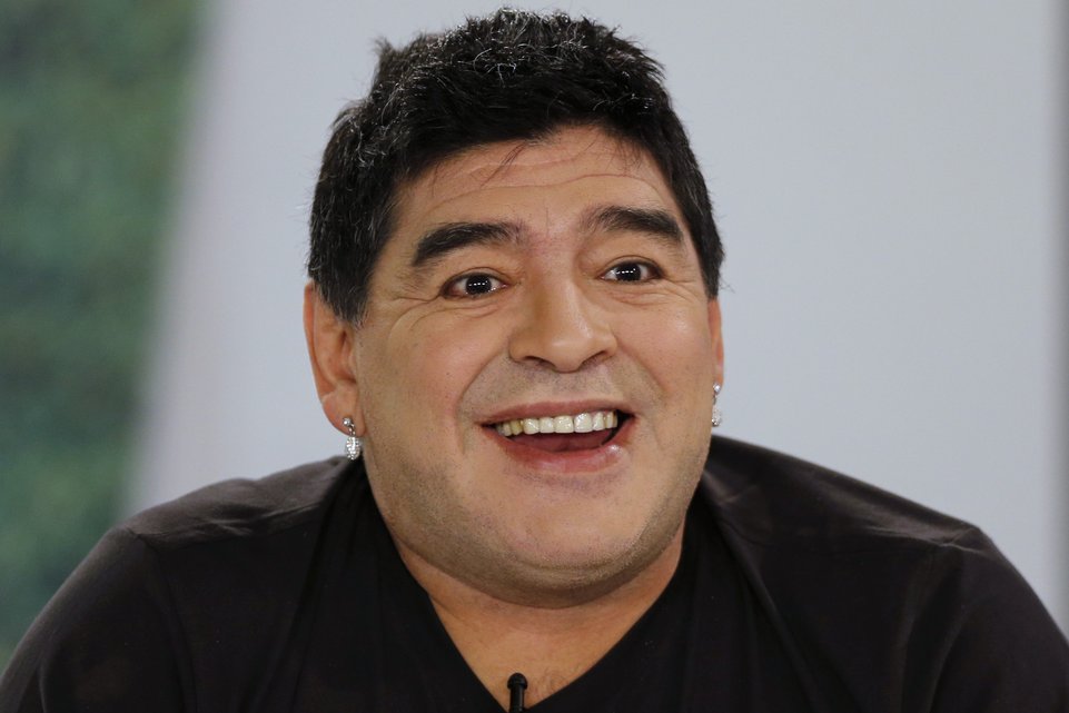 CE TRANSFORMARE... Maradona a devenit „Mammadonna”!!! 5 article_427385_5.jpg