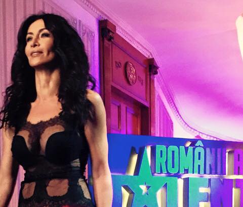 UAU. Răduleasca se promovează!!! Cu sânii la vedere!!! 5 article_428114_5.jpg