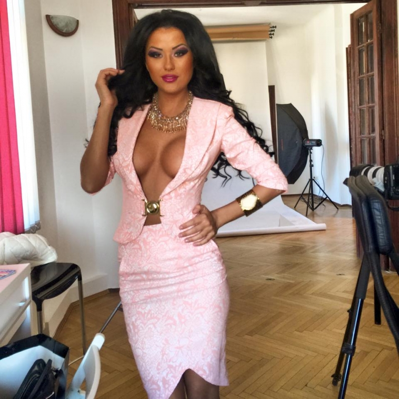 CE... PĂCĂTOASĂ! Daniela Crudu își arată sânii fără jenă!!! 5 article_428726_5.jpg