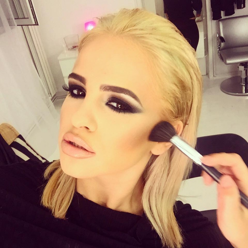 DOSARUL „PROSTITUATE DE LUX”. S-a făcut blondă și-și arată sânii!!! 2 article_428879_2.jpg