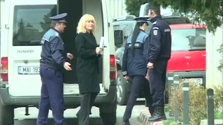 UAU. Elena Udrea și-a schimbat look-ul în arest!!! 2 article_429513_2.jpg