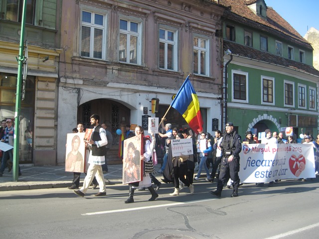 BRAȘOV. Marșul pentru Viaţă i-a deranjat pe unii 31 article_429807_14.jpg
