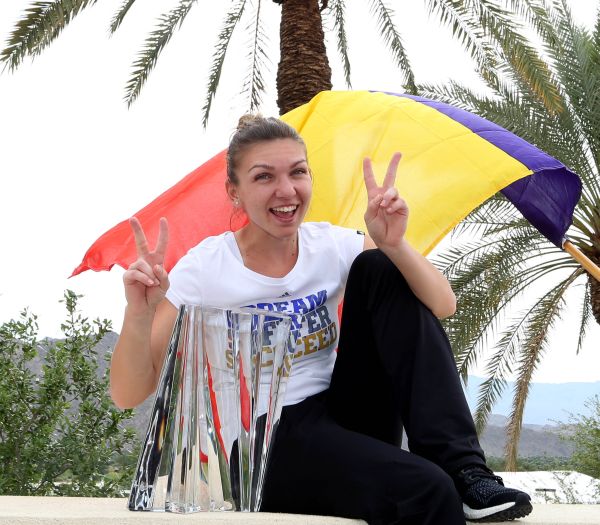 CE DECOR! Halep, sesiune foto cu trofeul cucerit!!! Urmează Miami... 2 article_429838_2.jpg