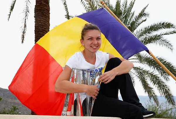 CE DECOR! Halep, sesiune foto cu trofeul cucerit!!! Urmează Miami... 3 article_429838_3.jpg