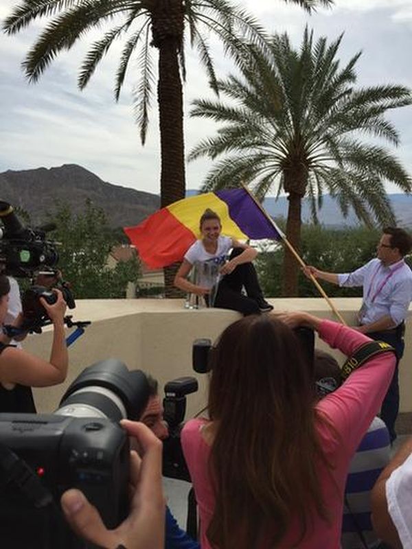 CE DECOR! Halep, sesiune foto cu trofeul cucerit!!! Urmează Miami... 4 article_429838_4.jpg