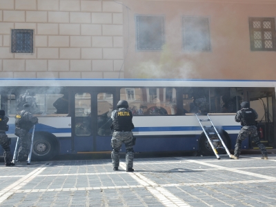 BRAȘOV. Ziua Poliției, aniversată în Piața Sfatului. GALERIE FOTO 4 article_430198_4.jpg