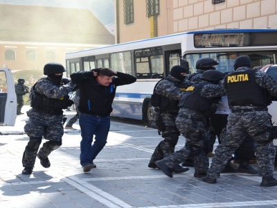 BRAȘOV. Ziua Poliției, aniversată în Piața Sfatului. GALERIE FOTO 5 article_430198_5.jpg
