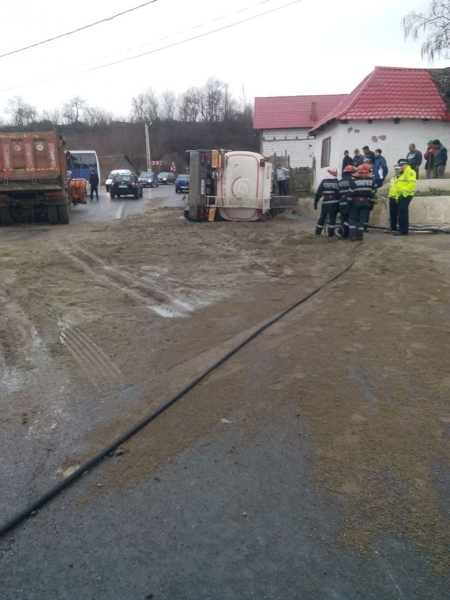 BRAȘOV. O cisternă s-a răsturnat pe DN 13, la intrarea în Feldioara! 2 article_430791_2.jpg