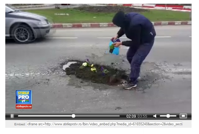 BRAȘOV. Uite ce au făcut niște tineri cu o groapă de pe DN1! 3 article_432132_3.jpg