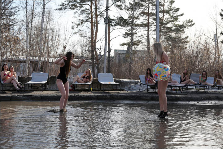 Șezlonguri pe marginea drumului. PROTEST în costum de baie - Galerie foto 2 article_432699_2.jpg