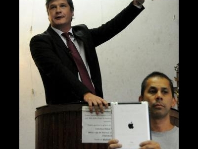 Un iPad al Papei Francisc, vândut cu 30.500 de dolari 2 article_432721_2.jpg