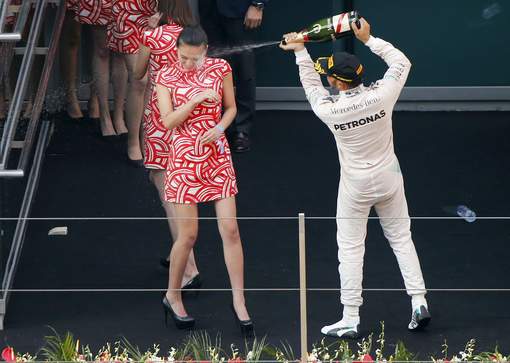 SCANDAL ÎN F1! Hamilton, „porc” și „sexist”!!! Cu jetul spre faţa tinerei!!! 2 article_433036_2.jpg