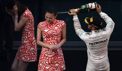 SCANDAL ÎN F1! Hamilton, „porc” și „sexist”!!! Cu jetul spre faţa tinerei!!! 3 article_433036_3.jpg