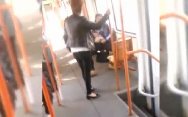 JEGOASĂ. Și-a dat jos chiloţii în tramvai și i-a arătat p....! 2 article_433047_2.jpg