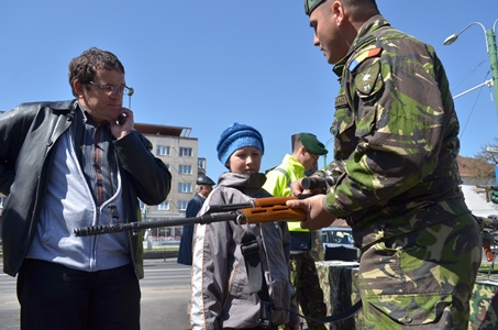 BRAȘOV. Dotarea armatei lasă de dorit, dar e compensată de soldaţi 3 article_433902_3.jpg