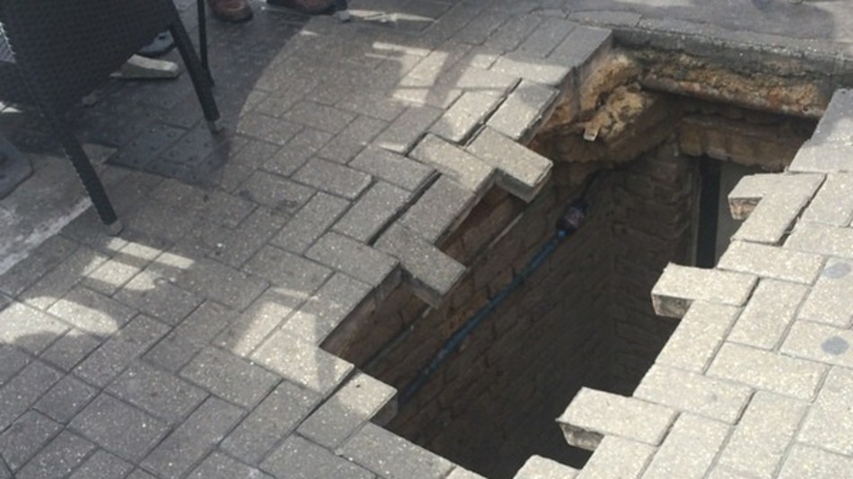 ȘOCANT. O femeie a dispărut printr-o gaură apărută brusc în trotuar! 2 article_434050_2.jpg