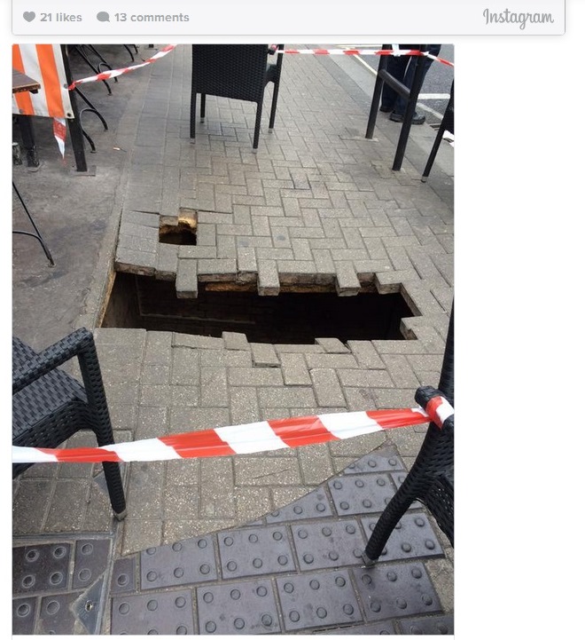 ȘOCANT. O femeie a dispărut printr-o gaură apărută brusc în trotuar! 4 article_434050_4.jpg