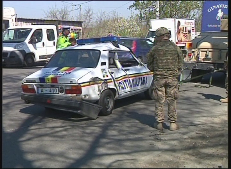 O mașină blindată și una aparținând Poliției Militare s-au ciocnit! - FOTO 2 article_434052_2.jpg