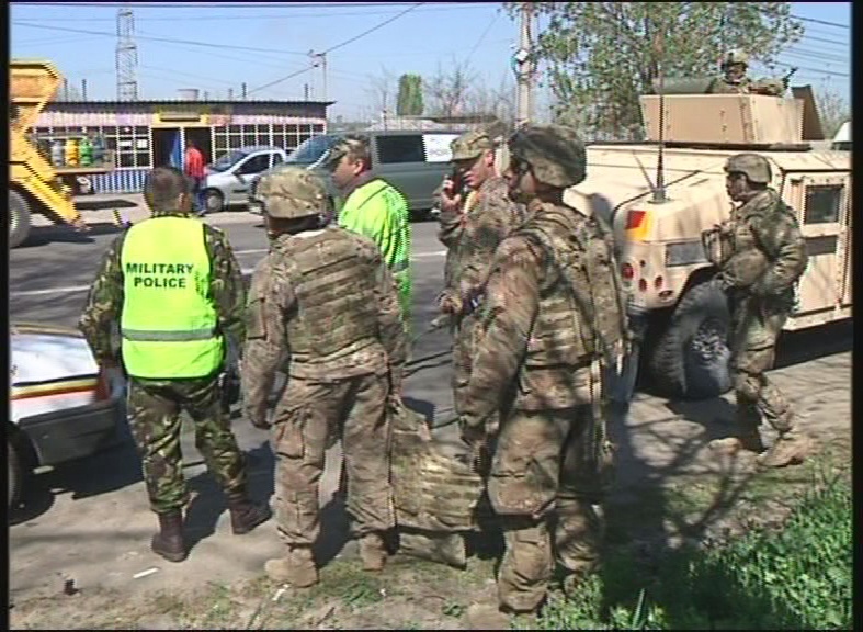 O mașină blindată și una aparținând Poliției Militare s-au ciocnit! - FOTO 3 article_434052_3.jpg