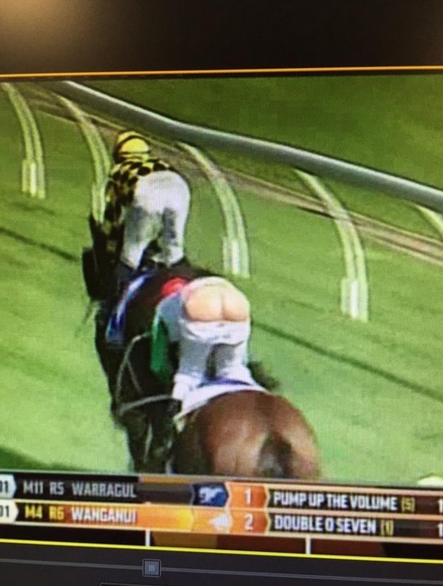 Un jocheu a rămas în fundul gol, în timpul cursei! 2 article_434208_2.jpg