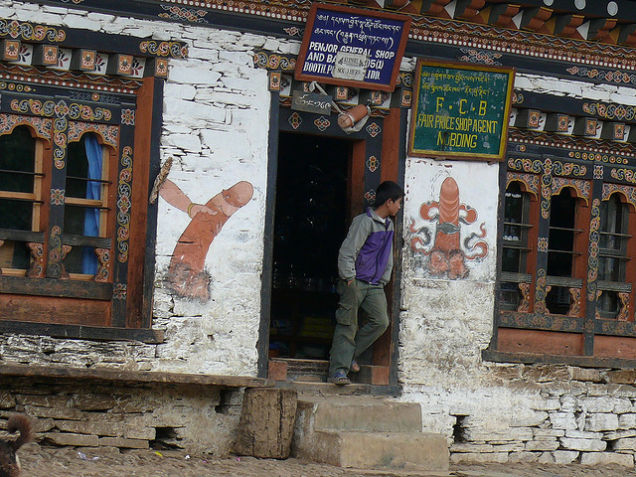 LA LOC DE CINSTE. Țara în care penisurile alungă răul!!! Galerie foto... 2 article_434474_2.jpg