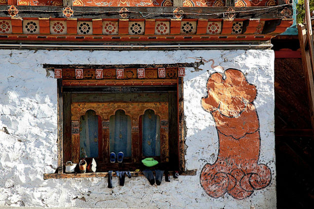 LA LOC DE CINSTE. Țara în care penisurile alungă răul!!! Galerie foto... 7 article_434474_7.jpg