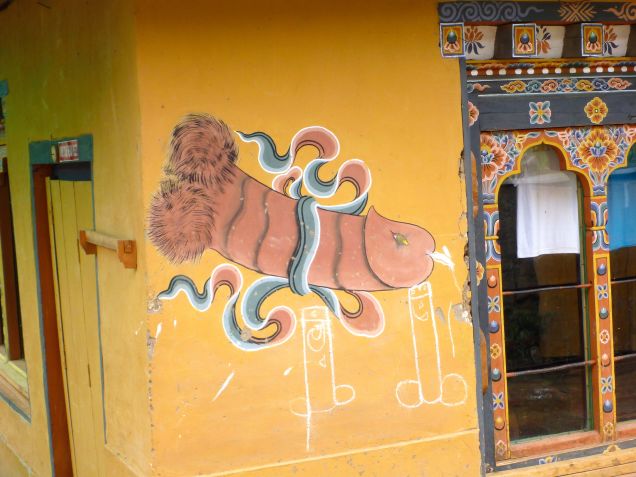 LA LOC DE CINSTE. Țara în care penisurile alungă răul!!! Galerie foto... 8 article_434474_8.jpg