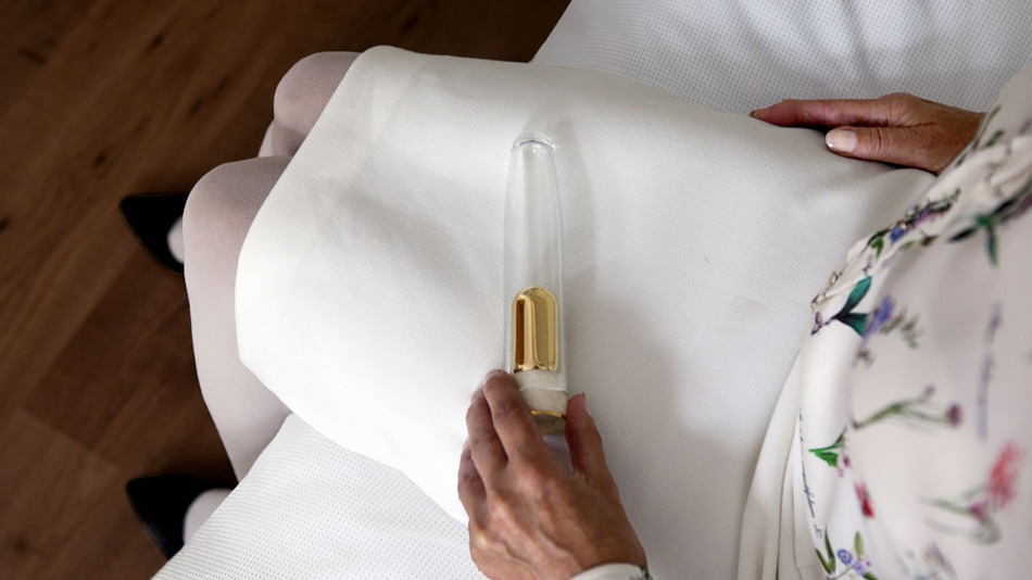 ȘOCANT. Penis artificial cu cenușa soţului mort, pentru văduve 3 article_434481_3.jpg