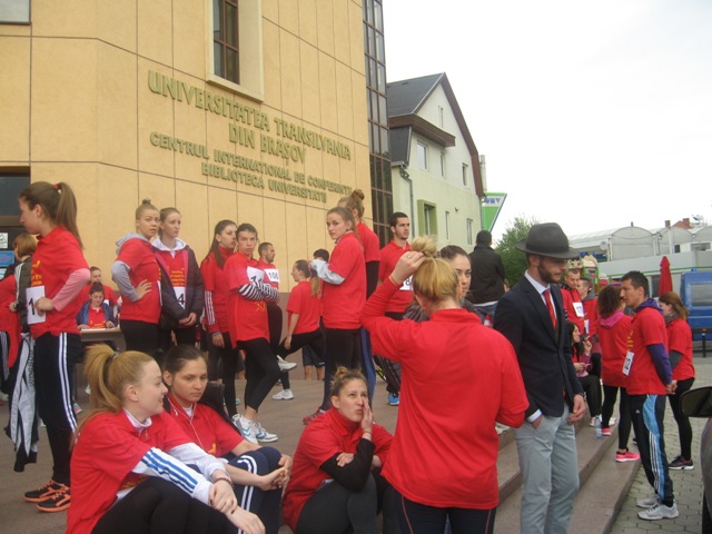 BRAȘOV. Studenții au alergat cot la cot cu profesorii 3 article_434510_9.jpg