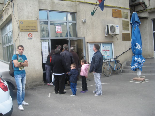 BRAȘOV. Coadă pentru cardul de sănătate, care e nefuncțional 2 article_434514_2.jpg