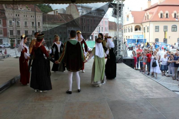 Romana dans in Piata Sfatului1_188479.jpg