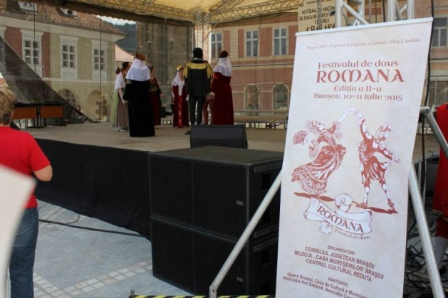 Romana dans in Piata Sfatului_188477.jpg