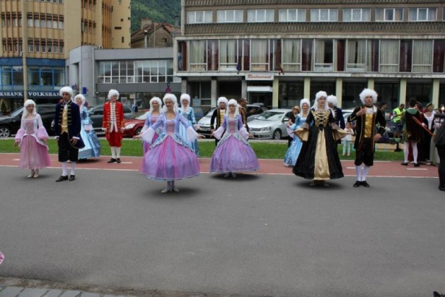 Romana dans in fata Primariei3_188478.jpg