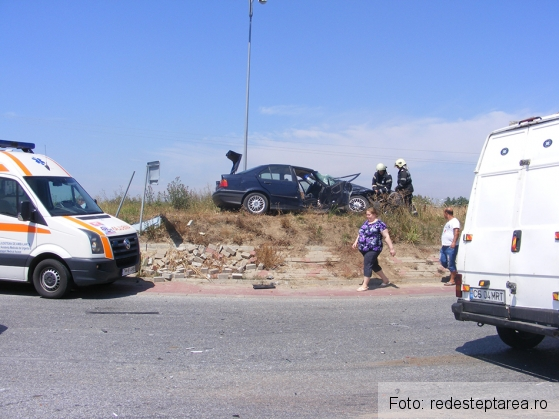 Accident grav în sensul giratoriu! Un autoturism a fost „aruncat” în mijlocul spaţiului verde 2 accident giratoriu_190193.jpg
