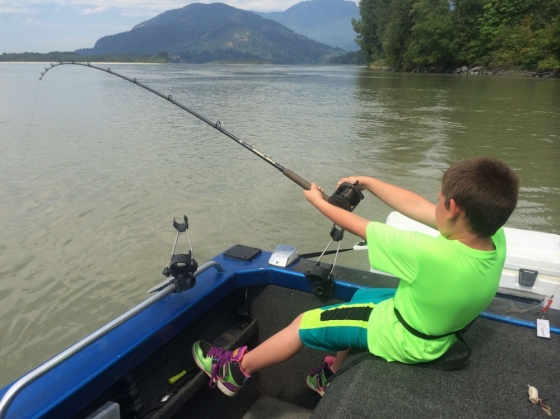 Un copil a prins un pește mai mare decât el! Vezi galeria foto! 4 peste mare2_188467.jpg