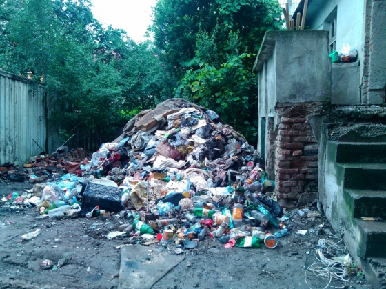 BRAŞOV. Nu pot sau nu vor autorităţile să-l găsească pe proprietarul „casei groazei” de pe strada 13 Decembrie nr.5? 3 IMG_20150819_123752_191881.jpg