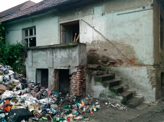 BRAŞOV. Nu pot sau nu vor autorităţile să-l găsească pe proprietarul „casei groazei” de pe strada 13 Decembrie nr.5? 2 IMG_20150819_123840_191884.jpg