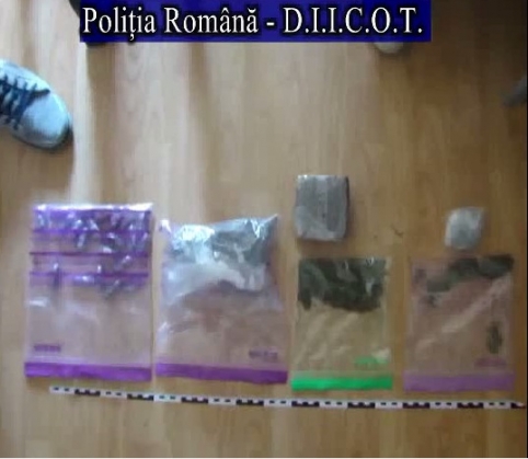 BRAŞOV. 10 traficanţi de droguri arestaţi, în urma unui lanţ de percheziţii şi flagrante 4 droguri 3_191841.jpg
