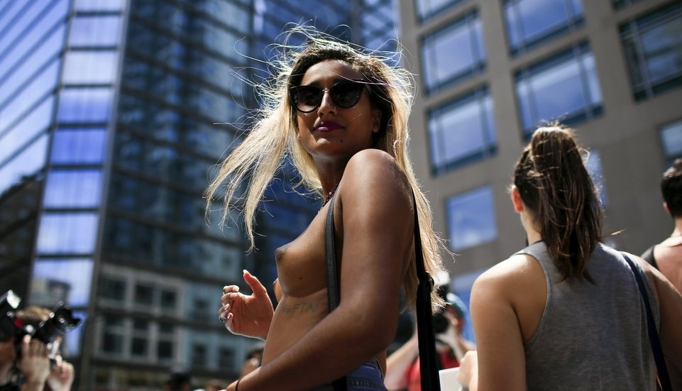 ELIBERAȚI SÂNII! Ziua mondială topless!!! 3 newyork_3.jpg