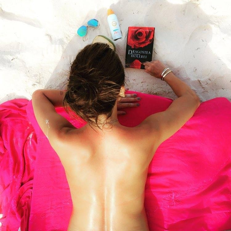 Andreea Raicu, plajă TOPLESS!!! Își arată... steaua!!! 3 raicu.jpg