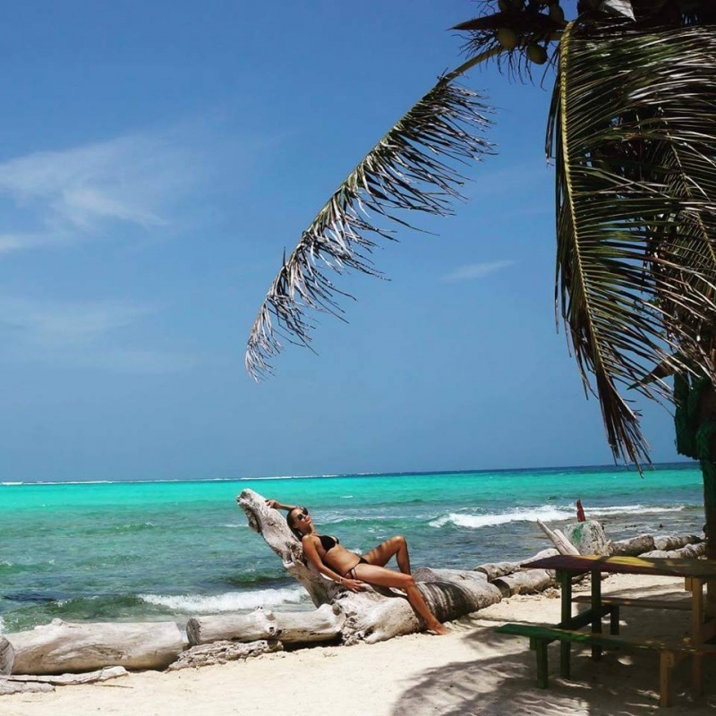 Andreea Raicu, plajă TOPLESS!!! Își arată... steaua!!! 2 raicu2.jpg