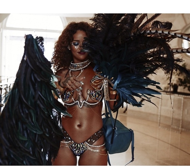 SENZAȚIE. Rihanna, super-sexy la carnaval!!! 2 rihanna.jpg
