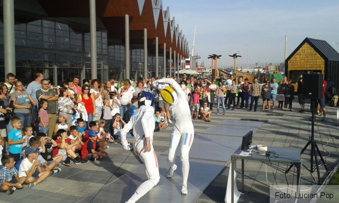 BRAȘOV. „FlashMob Romania 2015”. Micii scrimeri din Brașov și-au întâlnit idolii - Galerie FOTO 2 2_194113.jpg
