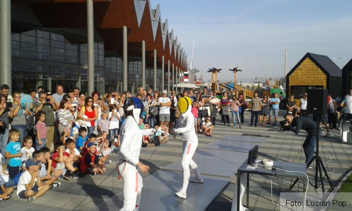 BRAȘOV. „FlashMob Romania 2015”. Micii scrimeri din Brașov și-au întâlnit idolii - Galerie FOTO 3 3_194116.jpg